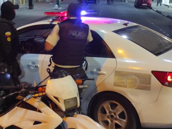 Dos personas, un hombre y una mujer de aproximadamente 40 años, resultaron asesinadas a tiros en el parque central de Yaruquí,