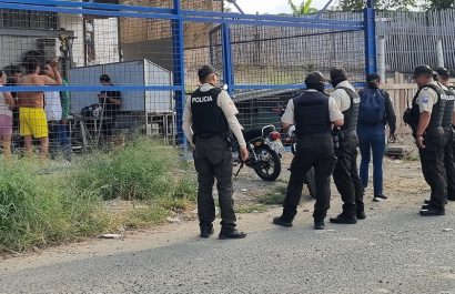 Dos trabajadores de un taller baleados dejó un ataque armado perpetrado por sicarios en motocicleta. Las víctimas estaban en el patio de una vivienda