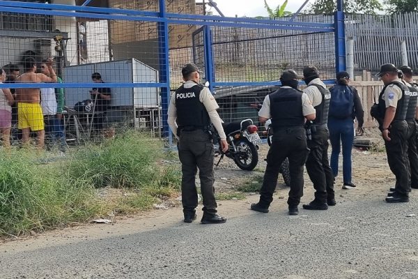 Dos trabajadores de un taller baleados dejó un ataque armado perpetrado por sicarios en motocicleta. Las víctimas estaban en el patio de una vivienda