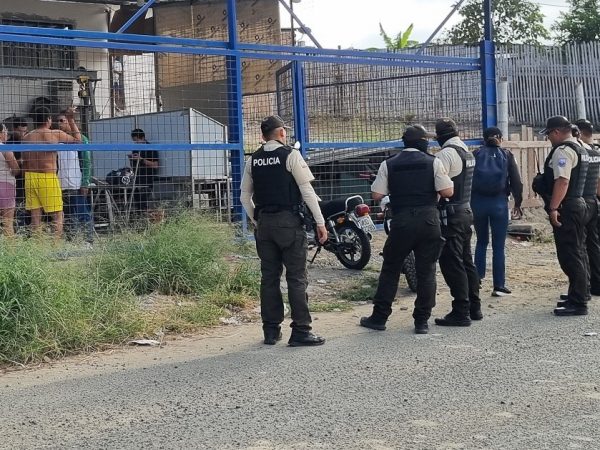 Dos trabajadores de un taller baleados dejó un ataque armado perpetrado por sicarios en motocicleta. Las víctimas estaban en el patio de una vivienda