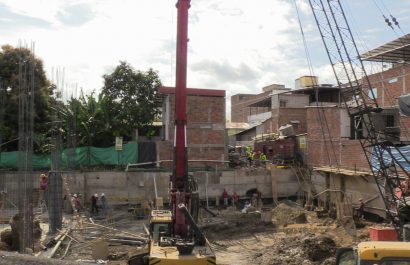 Desde la parte exterior, se observan trabajos de cimentación de lo que será el edificio.