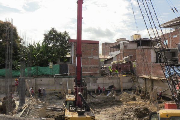 Desde la parte exterior, se observan trabajos de cimentación de lo que será el edificio.