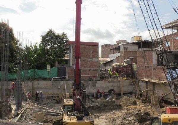 Desde la parte exterior, se observan trabajos de cimentación de lo que será el edificio.