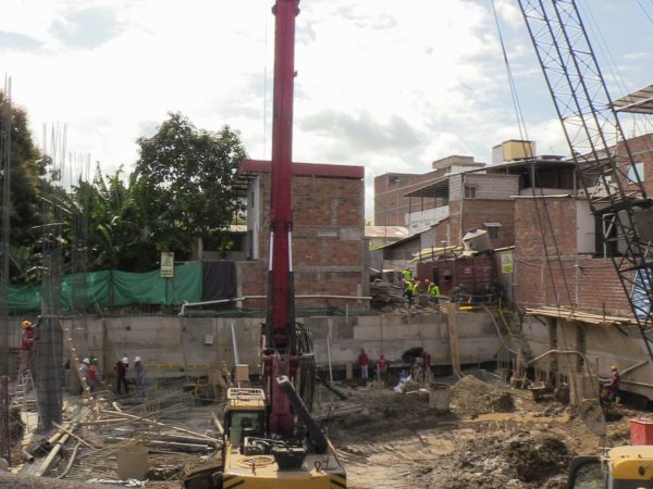Desde la parte exterior, se observan trabajos de cimentación de lo que será el edificio.