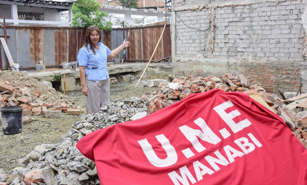 Kemy Loor, presidenta de la UNE Manabí, anunció que el nuevo edificio tendrá las mismas dimensiones que la anterior infraestructura.