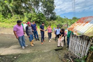 Funcionarios del Municipio de Jipijapa realizaron un recorrido con habitantes de la parroquia El Anegado.