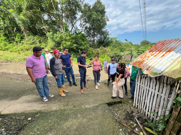 Funcionarios del Municipio de Jipijapa realizaron un recorrido con habitantes de la parroquia El Anegado.