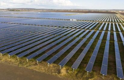 La energía fotovoltaica es la tecnología que permite transformar la luz solar directamente en electricidad, mediante el uso de paneles solares.