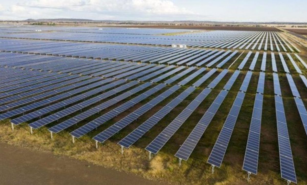 La energía fotovoltaica es la tecnología que permite transformar la luz solar directamente en electricidad, mediante el uso de paneles solares.