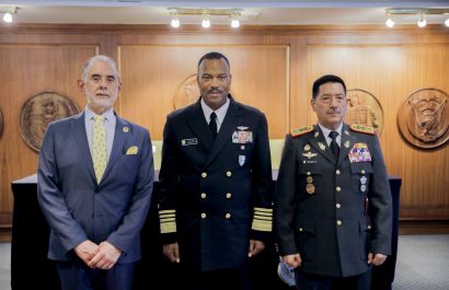 El Viceministro de Defensa del Ecuador, Roberto Quintero; el Comandante del Comando Sur de los EE.UU. Almirante Alvin Holsey y el Jefe del Estado Mayor del Conjunto de las Fuerzas Armadas del Ecuador, General Henry Delgado Salvador