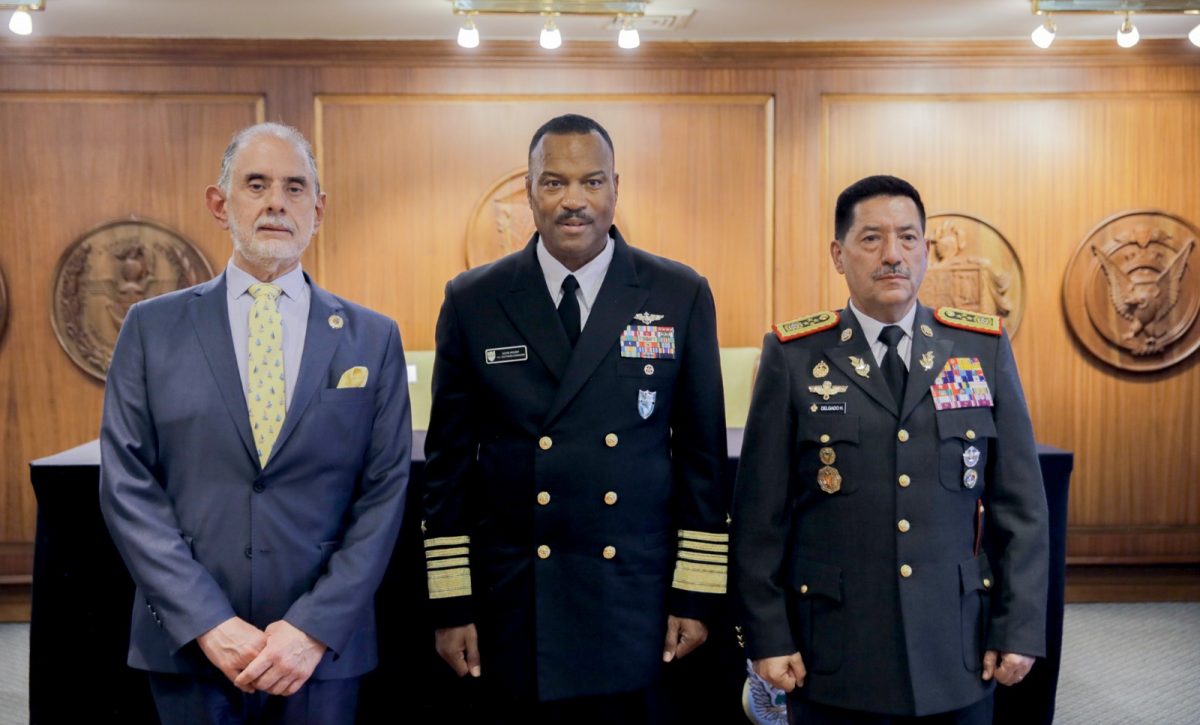 El Viceministro de Defensa del Ecuador, Roberto Quintero; el Comandante del Comando Sur de los EE.UU. Almirante Alvin Holsey y el Jefe del Estado Mayor del Conjunto de las Fuerzas Armadas del Ecuador, General Henry Delgado Salvador