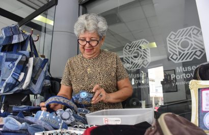 Lilia Moreira muestra sus carteras y mochilas elaboradas artesanalmente.