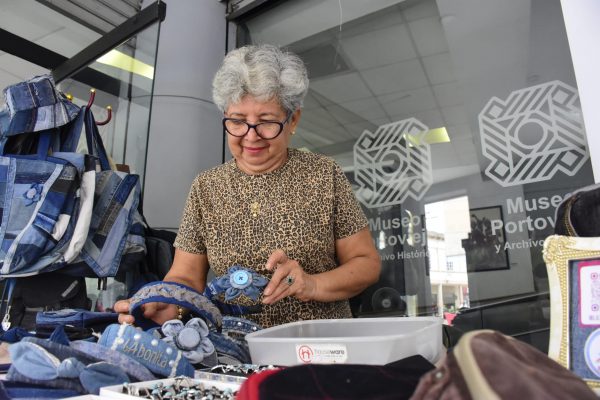 Lilia Moreira muestra sus carteras y mochilas elaboradas artesanalmente.