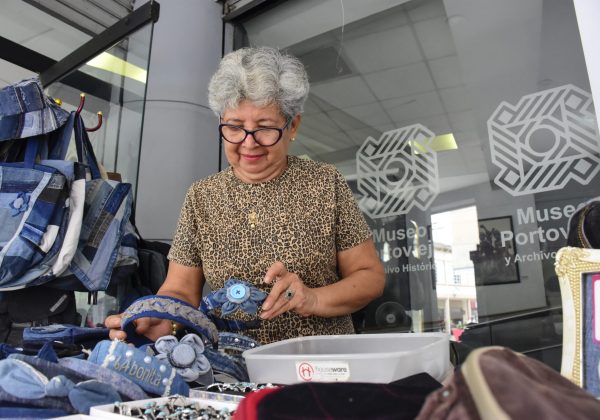 Lilia Moreira muestra sus carteras y mochilas elaboradas artesanalmente.