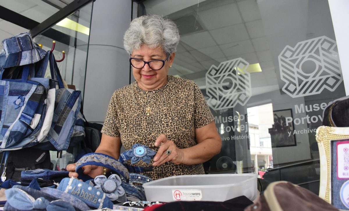 Lilia Moreira muestra sus carteras y mochilas elaboradas artesanalmente.