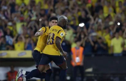 Enner Valencia y Piero Hincapié celebran el tanto de Ecuador. (FOTO: API)