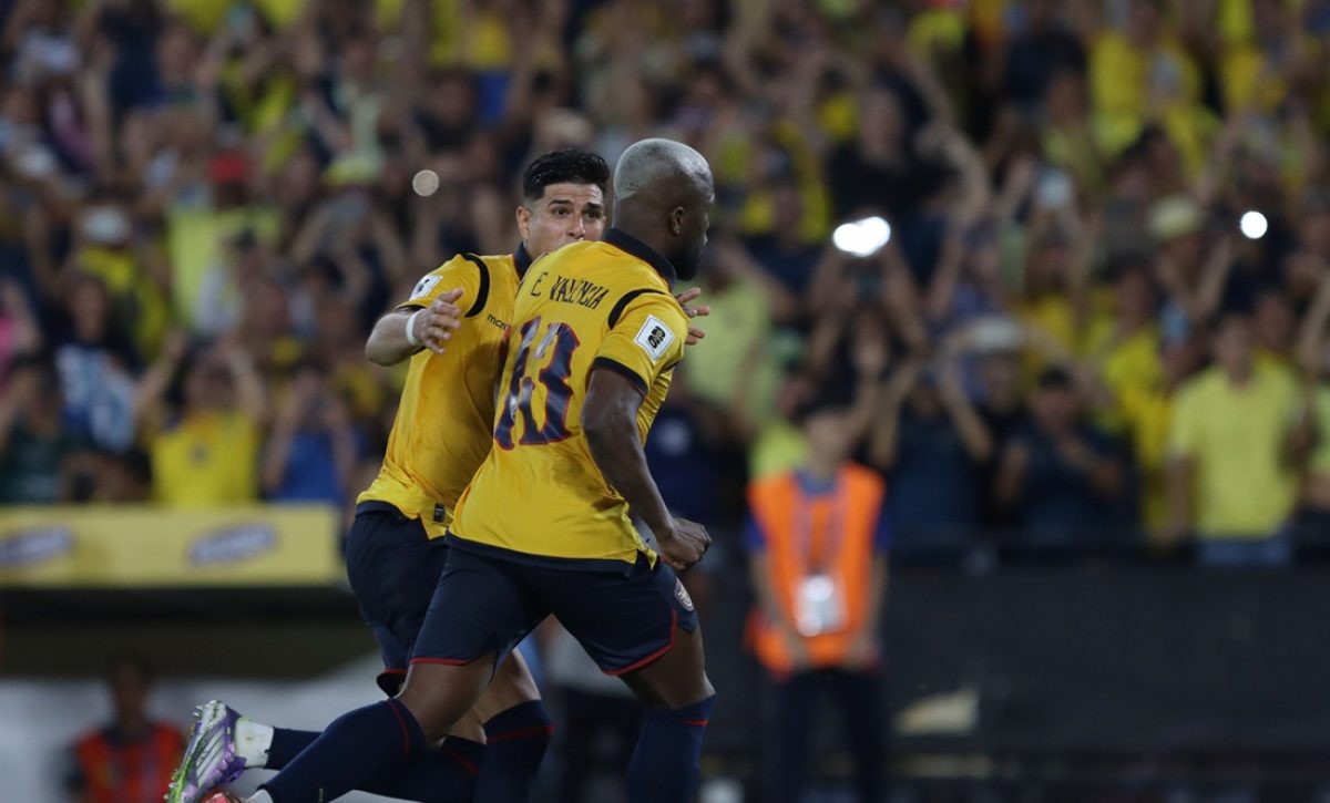 Enner Valencia y Piero Hincapié celebran el tanto de Ecuador. (FOTO: API)