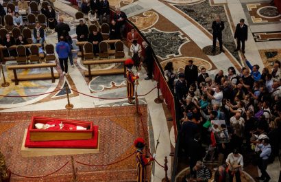 EN VIVO | Siga aquí la capilla ardiente del Papa Francisco en la Basílica de San Pedro a la que acuden miles de feligreses