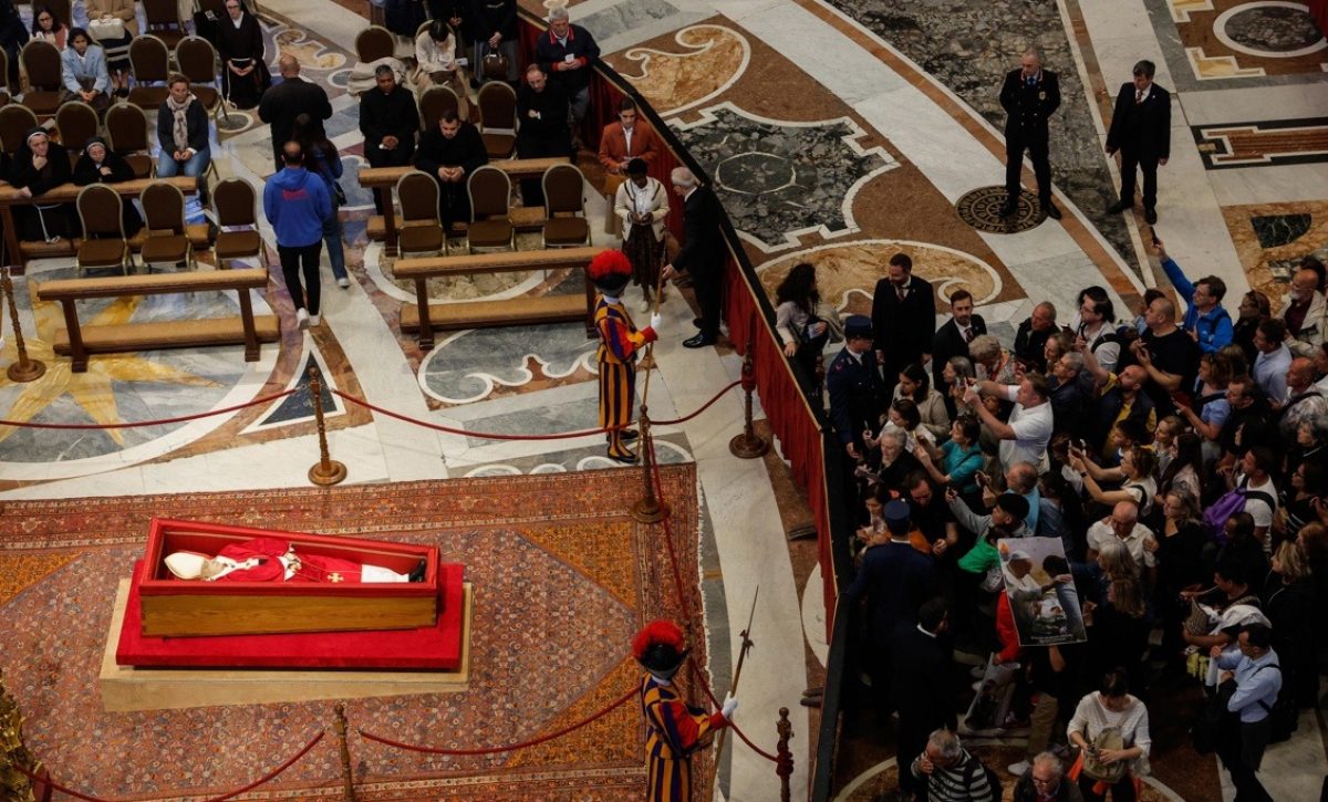 EN VIVO | Siga aquí la capilla ardiente del Papa Francisco en la Basílica de San Pedro a la que acuden miles de feligreses