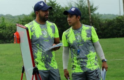 Efrén Mera (izq.) y Javier Carvajal en un entrenamiento del Manta FC