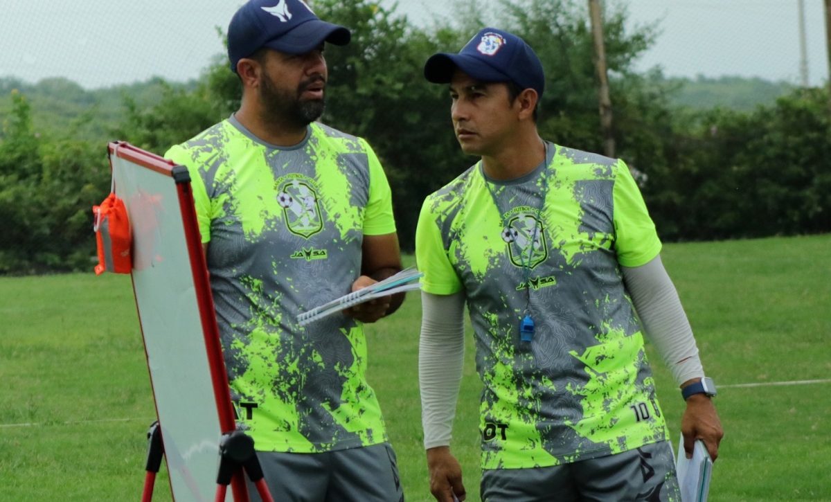 Efrén Mera (izq.) y Javier Carvajal en un entrenamiento del Manta FC