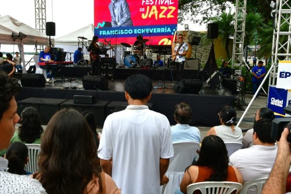 Más de 2.000 personas acudieron a la feria en Puerto Santa Ana, donde ofrecieron productos y música en vivo con apoyo de ÉPICO.