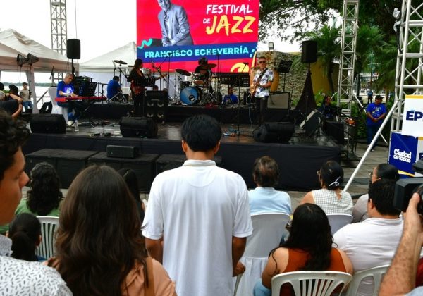 Más de 2.000 personas acudieron a la feria en Puerto Santa Ana, donde ofrecieron productos y música en vivo con apoyo de ÉPICO.