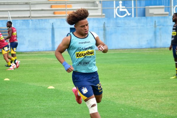 Érick Mendoza, delantero de Delfín.