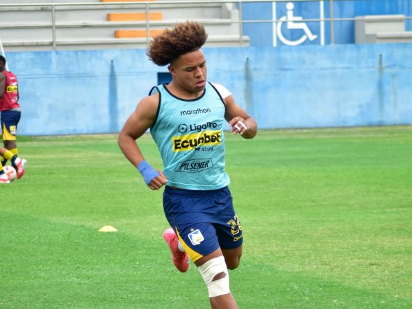 Érick Mendoza, delantero de Delfín.