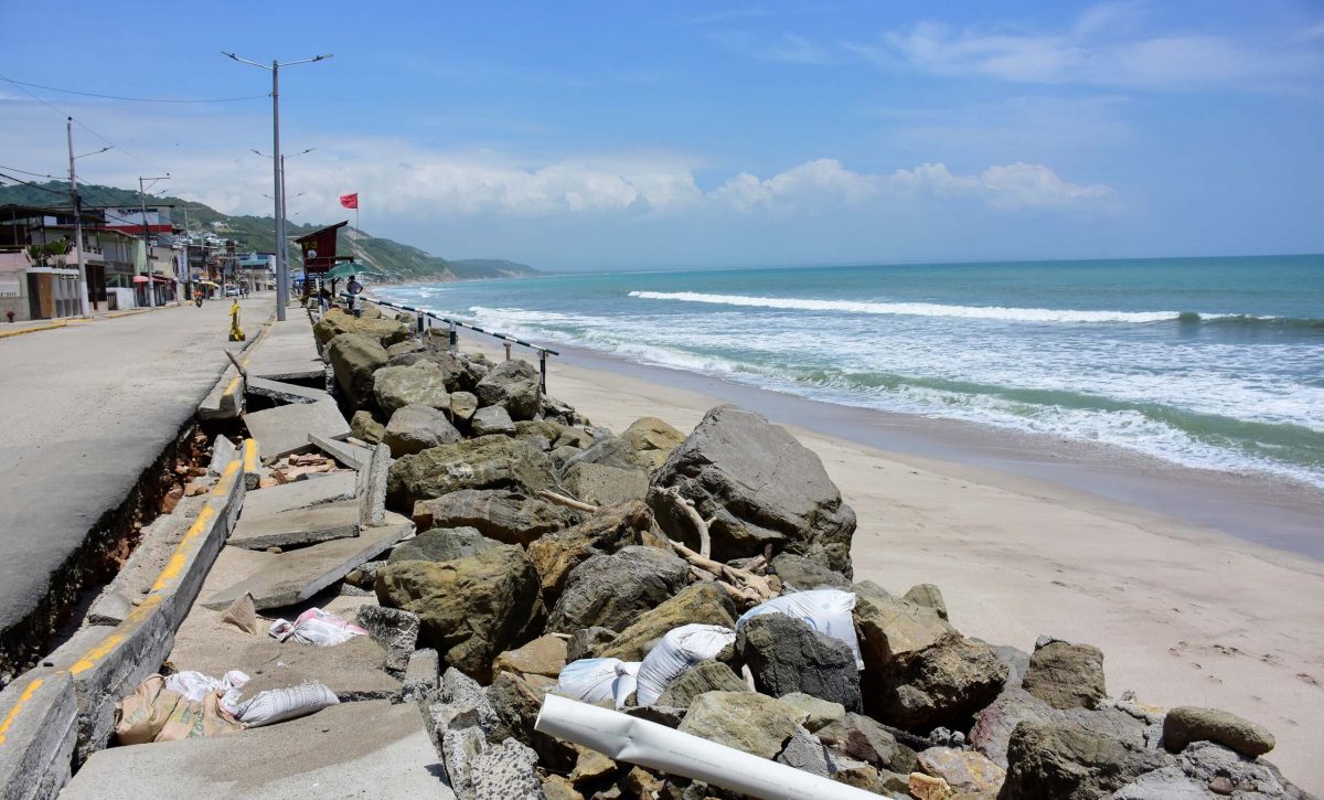 La construcción de los espigones buscan recuperar playa en la parroquia Crucita.