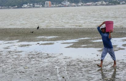 Los pescadores caminan sin ninguna dificultad en varios tramos del estuario donde se han formado islotes.
