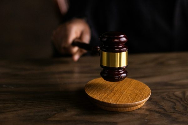 Ecuador Ministerio del Interior y la UAFE investigarán el patrimonio de jueces y fiscales que liberan criminales