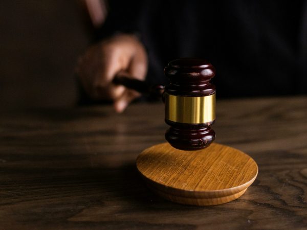 Ecuador Ministerio del Interior y la UAFE investigarán el patrimonio de jueces y fiscales que liberan criminales