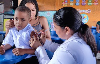 Ecuador actúa con firmeza ante brotes de tosferina y fiebre amarilla vacunación ampliada y controles reforzados