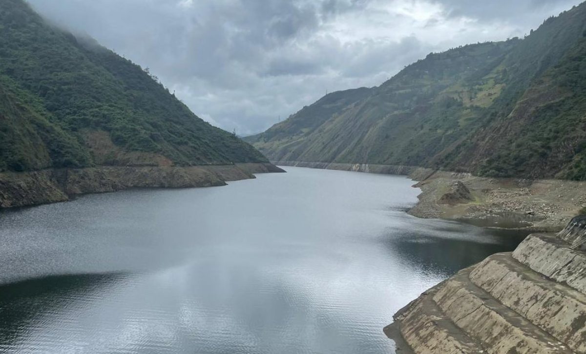 Ecuador adquiere el máximo de electricidad posible de Colombia en medio de una reducción de lluvias en Mazar