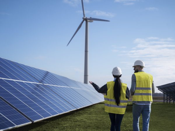 Ecuador impulsa proyectos de energía renovable para ampliar el sistema eléctrico nacional