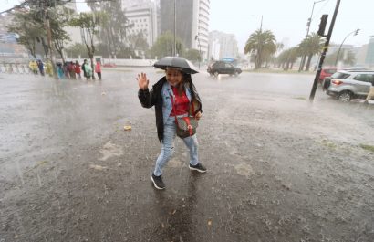 Ecuador inicia semana con lluvias y con alertas por tormentas e inundaciones.