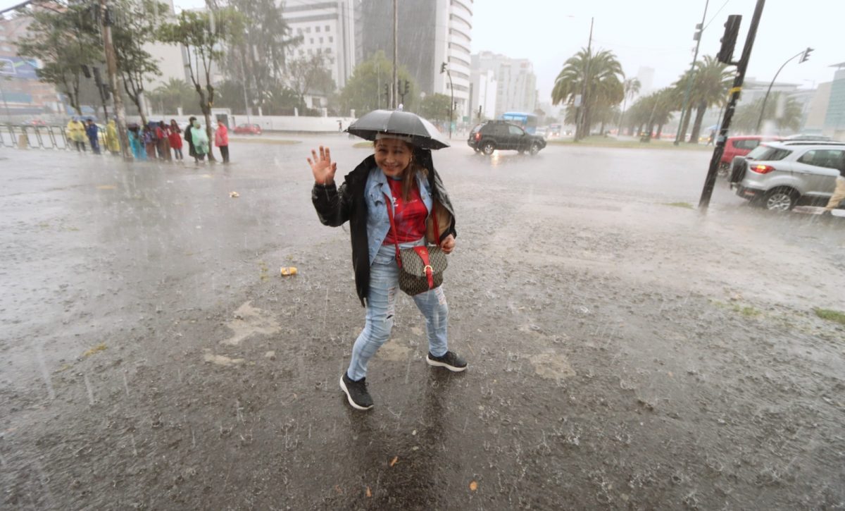 Ecuador inicia semana con lluvias y con alertas por tormentas e inundaciones.