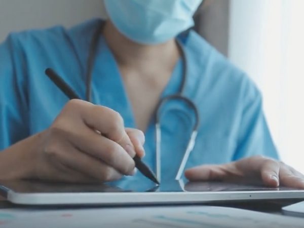 Ecuador pagará a médicos y enfermeros residentes en hospitales públicos