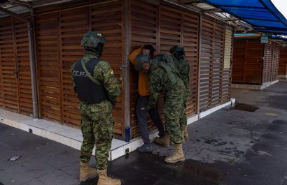 Ecuador propone el ingreso de fueras internacionales para combatir el crimen organizado transnacional.Miembros de las Fuerzas Armadas del Ecuador durante operativos de seguridad en Quito_