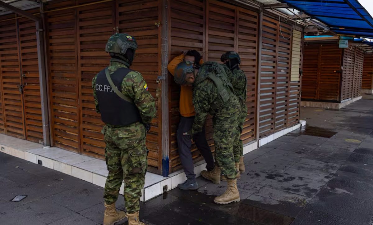 Ecuador propone el ingreso de fueras internacionales para combatir el crimen organizado transnacional.Miembros de las Fuerzas Armadas del Ecuador durante operativos de seguridad en Quito_