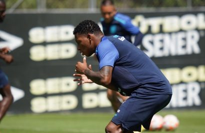 Ecuador se entrena en Guayaquil con 14 jugadores para enfrentar a Brasil y Perú