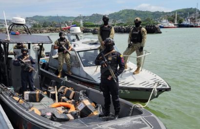 Ecuador y EE.UU. detienen a 18 sospechosos e incautan 10,3 toneladas de cocaína en operativos marítimos