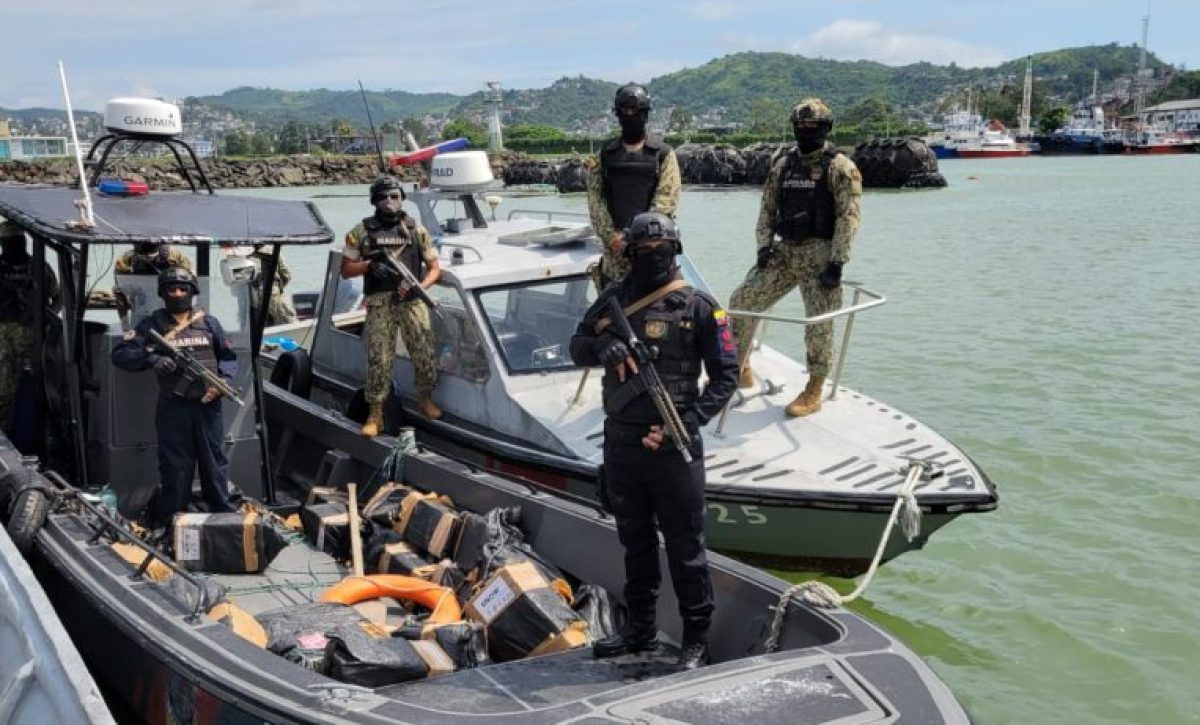 Ecuador y EE.UU. detienen a 18 sospechosos e incautan 10,3 toneladas de cocaína en operativos marítimos
