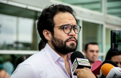 Édgar Lama destapa redes de corrupción que dominan el sistema de salud en Ecuador desde hace más de una década