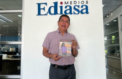 Edgar Toala muestra su nuevo libro,  "Pincelada del Corazón".