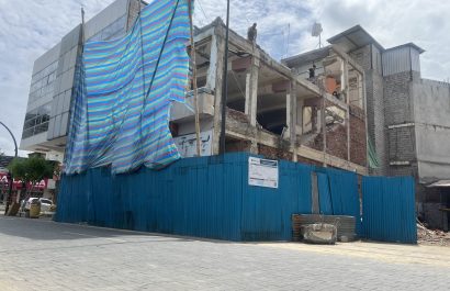 Por los trabajos de demolición del antiguo edificio, la calle Ricaurte entre Córdova y 10 de Agosto, está cerrada al tránsito vehicular.