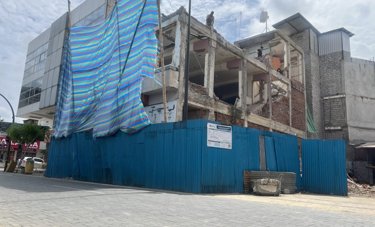 Por los trabajos de demolición del antiguo edificio, la calle Ricaurte entre Córdova y 10 de Agosto, está cerrada al tránsito vehicular.