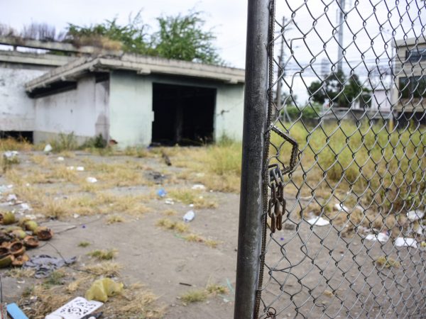 Edificio del MAG en Portoviejo nuevamente ocupado por personas de la calle