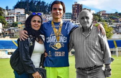 Eduardo Bores Jr. junto a sus padres, tras conseguir el ascenso en el 2021 con Libertad.